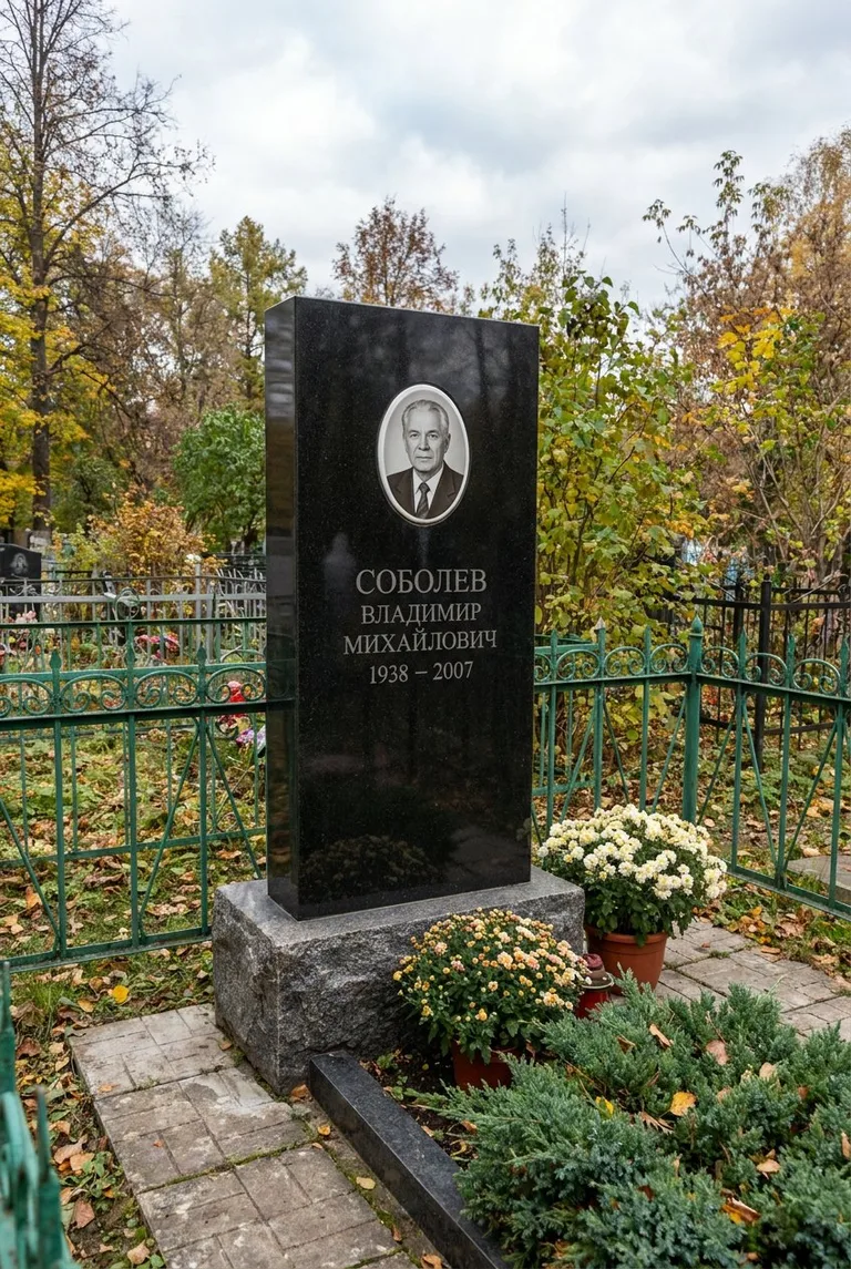 Гранитный памятник с портретом на Серафимовском кладбище