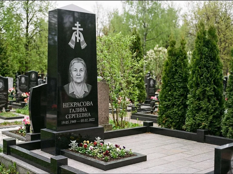 Памятник из чёрного гранита — стела-пилон с ажурным резным крестом, работа «Ерофеева» в Калининграде