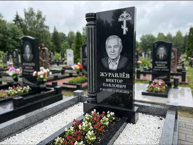 Памятник из чёрного гранита — семейный мемориал из двух стел с крестом с рушником, работа «Гущин» в Калининграде