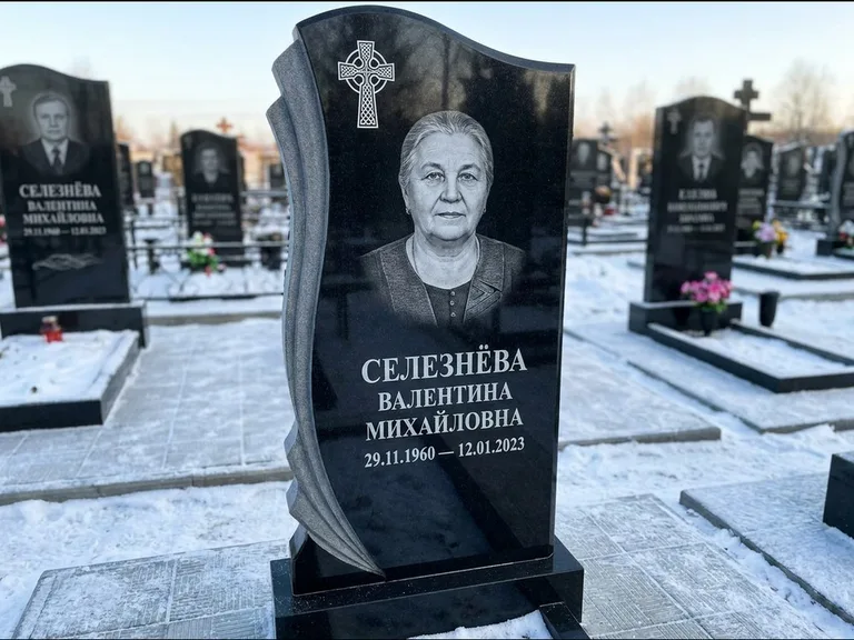Памятник из чёрного гранита — восьмигранный обелиск с кельтским крестом, работа «Некрасова» в Калининграде