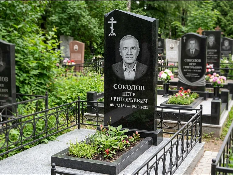 Памятник из чёрного гранита — полукруглая стела с крестом на Голгофе, работа «Журавлёв» в Калининграде