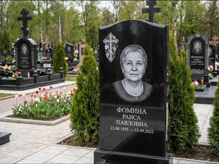 Памятник из чёрного гранита — двухцветная стела с крестом с распятием, работа «Одинцова» в Калининграде