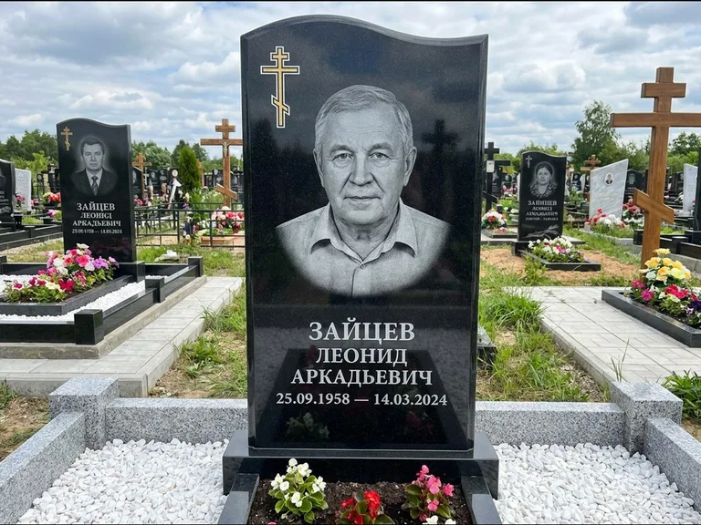 Памятник из чёрного гранита — горизонтальная семейная стела с аркой с процветшим крестом с виноградной лозой, работа «Верещагин» в Калининграде