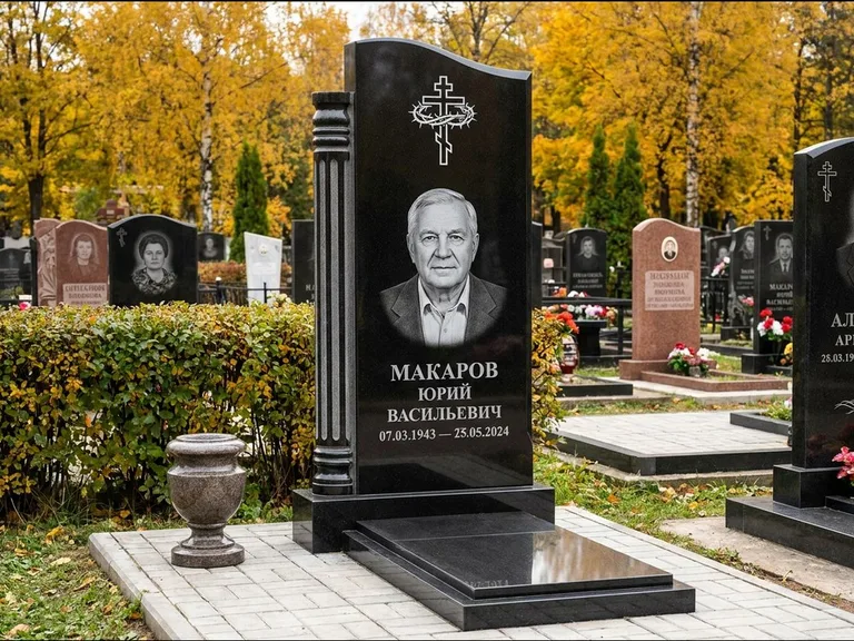 Памятник из чёрного гранита — асимметричная стела с крестом с рушником, работа «Панкратов» в Калининграде