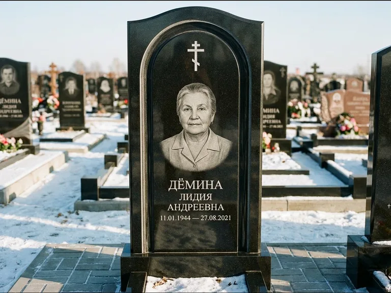 Памятник из чёрного гранита — стела-триптих с крестом с терновым венцом, работа «Ерофеева» в Калининграде