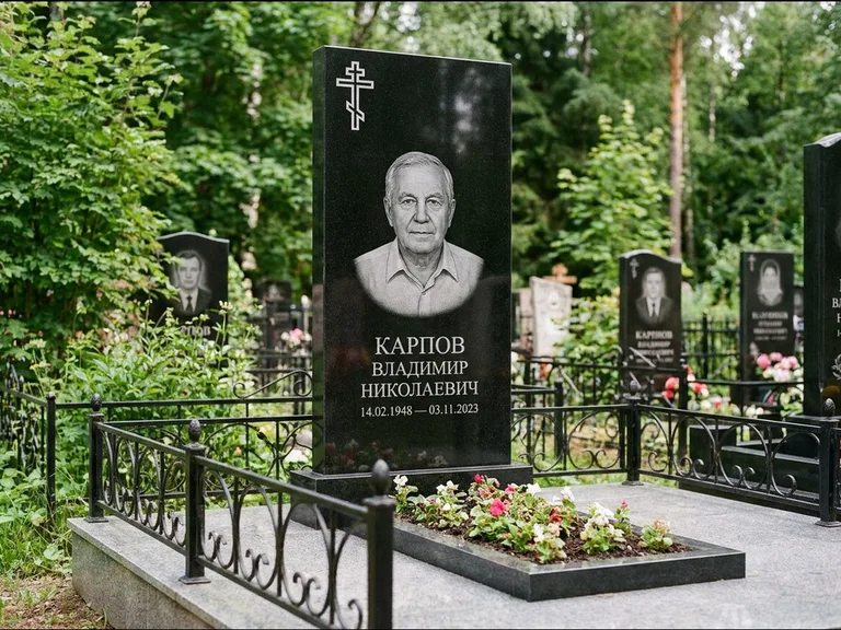 Памятник из чёрного гранита — узкая стела с ажурным крестом с православным восьмиконечным крестом, работа «Гущин» в Калининграде