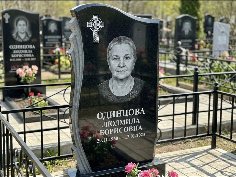 Памятник из чёрного гранита — стела с портретным овалом с кельтским крестом, работа «Савельева» в Калининграде