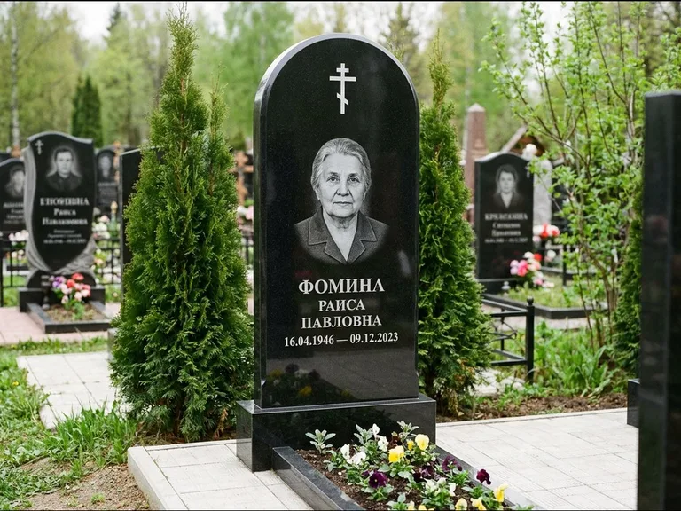Памятник из чёрного гранита — вертикальная стела с латинским крестом, работа «Некрасова» в Калининграде