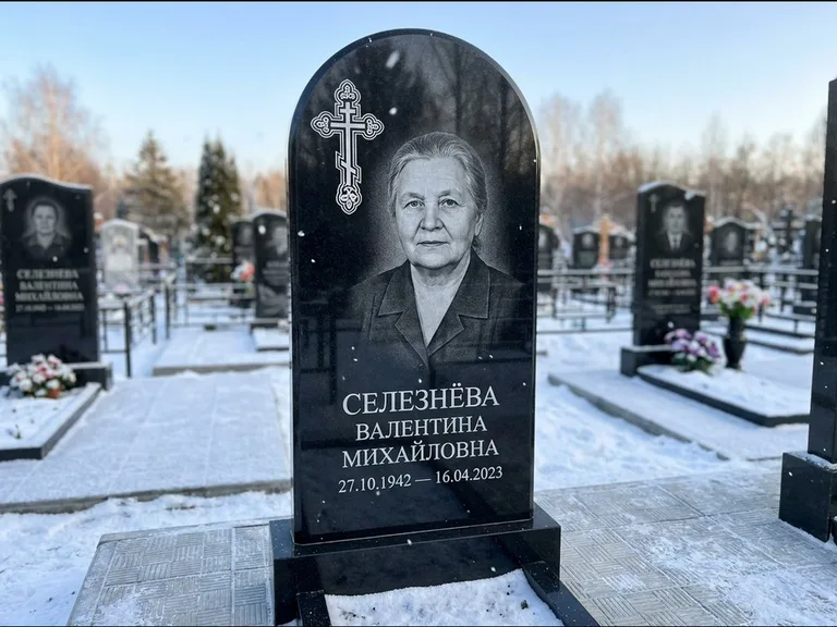 Памятник из чёрного гранита — массивная стела с крестом в лучах с крестом в лучах, работа «Одинцова» в Калининграде