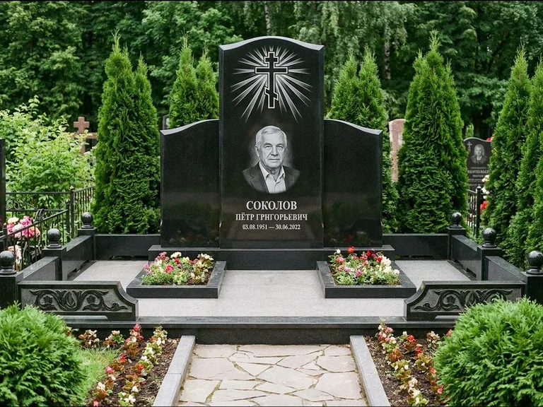 Памятник из чёрного гранита — низкая стела с крестом сбоку с золочёным крестом, работа «Верещагин» в Калининграде