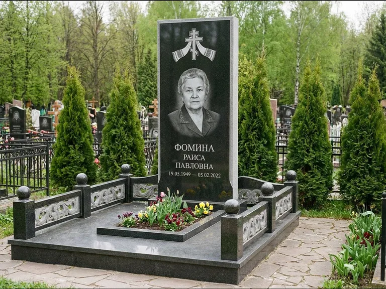 Памятник из чёрного гранита — семейный мемориал с ажурным резным крестом, работа «Мельникова» в Калининграде
