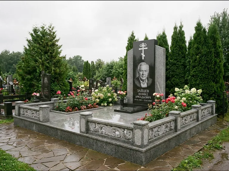 Памятник из чёрного гранита — стела с двумя портретами с крестом с рушником, работа «Богданов» в Калининграде