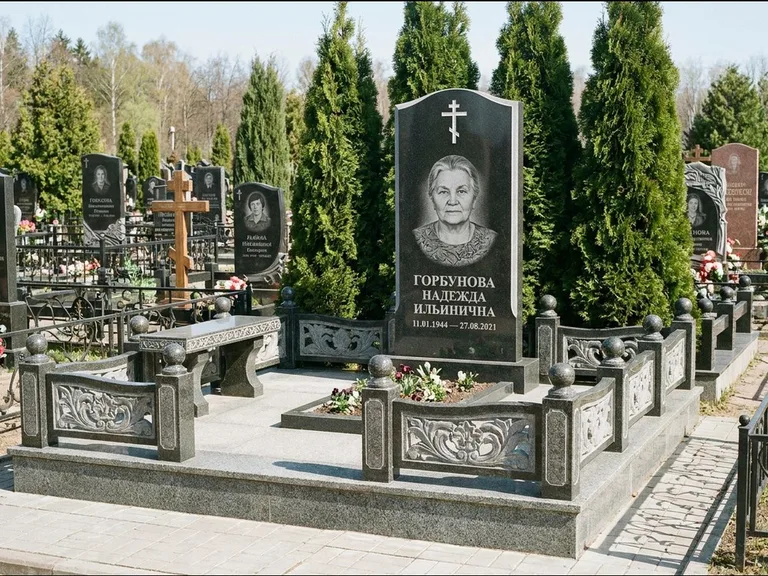Памятник из чёрного гранита — стела с золочёным крестом с крестом с терновым венцом, работа «Селезнёва» в Калининграде