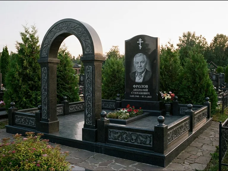 Памятник из чёрного гранита — высокая стела с процветшим крестом с православным восьмиконечным крестом, работа «Панкратов» в Калининграде