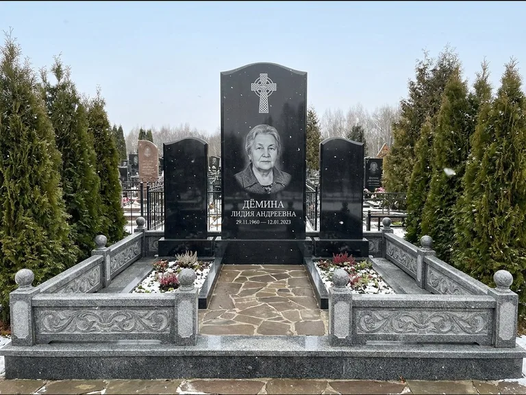 Памятник из чёрного гранита — стела с крестом и ветвью с кельтским крестом, работа «Лаврентьева» в Калининграде