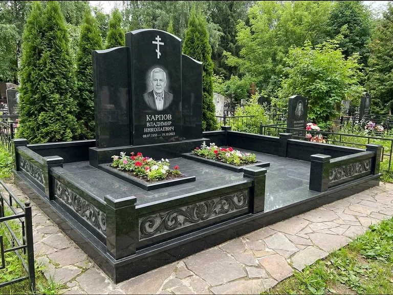 Памятник из чёрного гранита — двойная семейная стела с крестом на Голгофе, работа «Тихонов» в Калининграде