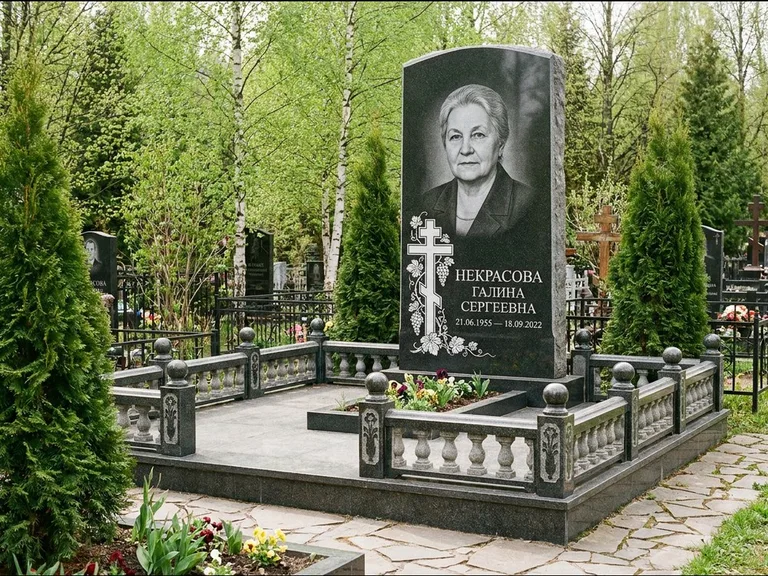 Памятник из чёрного гранита — стела с крестом и книгой с крестом с распятием, работа «Савельева» в Калининграде