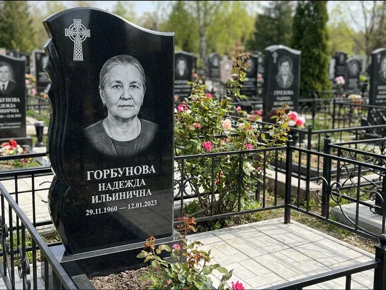Памятник из чёрного гранита — высокий обелиск с кельтским крестом, работа «Одинцова» в Калининграде