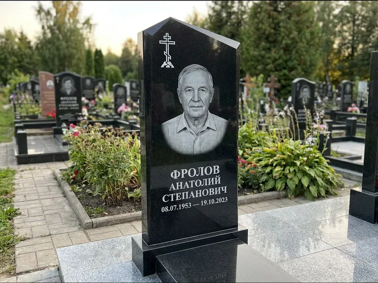 Памятник из чёрного гранита — стела со столиком и скамьёй с крестом на Голгофе, работа «Верещагин» в Калининграде