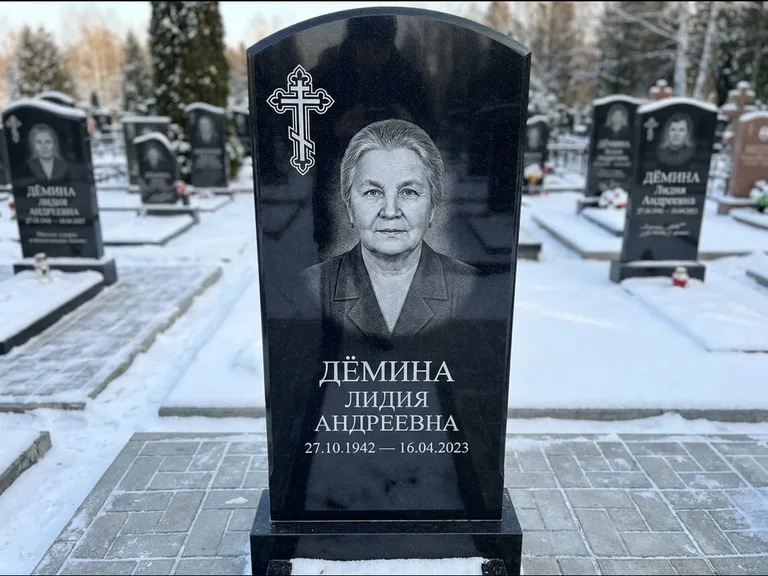 Памятник из чёрного гранита — стела домиком с крестом в лучах, работа «Селезнёва» в Калининграде