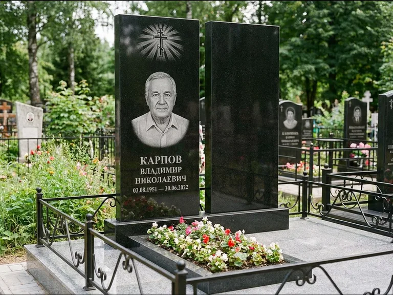 Памятник из чёрного гранита — ступенчатая стела с золочёным крестом, работа «Панкратов» в Калининграде