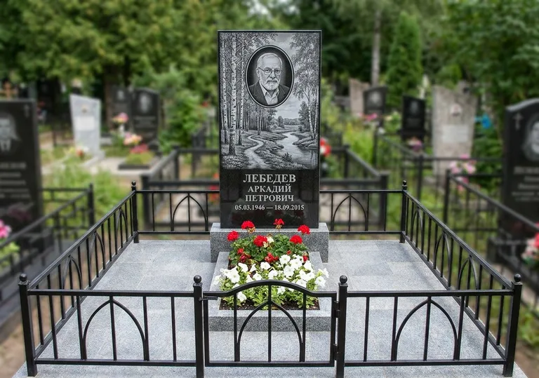 Памятник с гравировкой берёзовой рощи, портретом и надписью в Калининграде