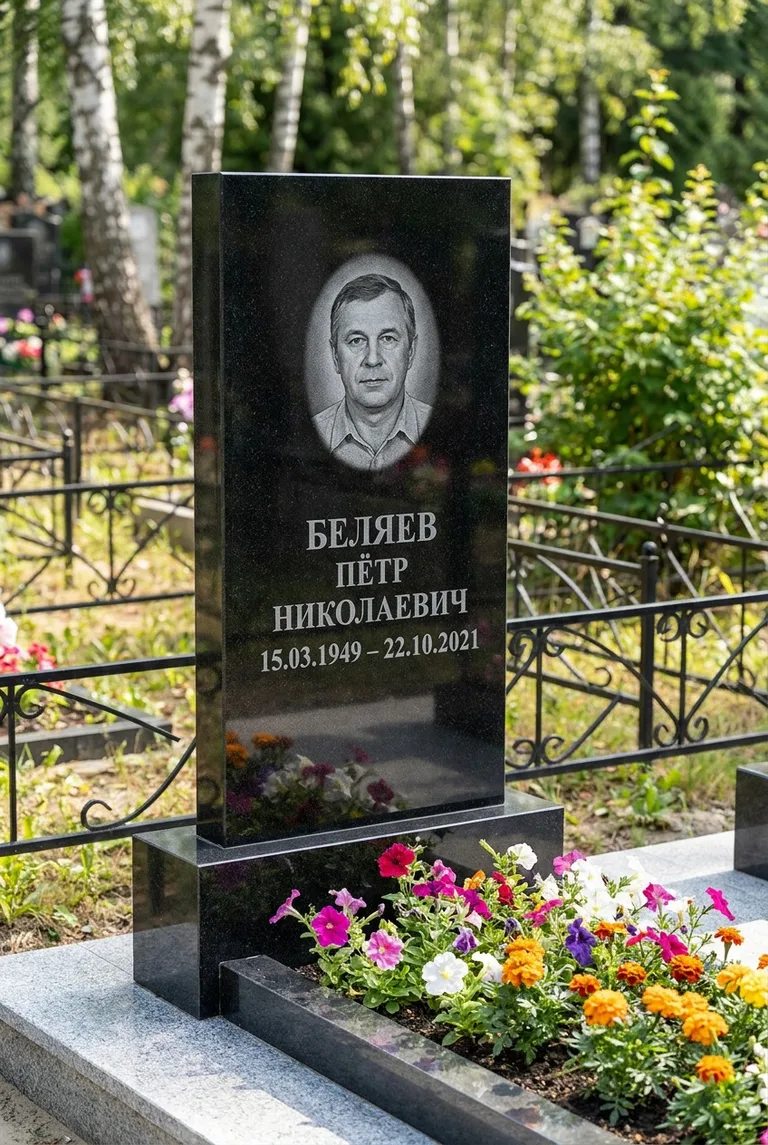 Вертикальный чёрный гранитный памятник под ключ с цветником в Калининграде