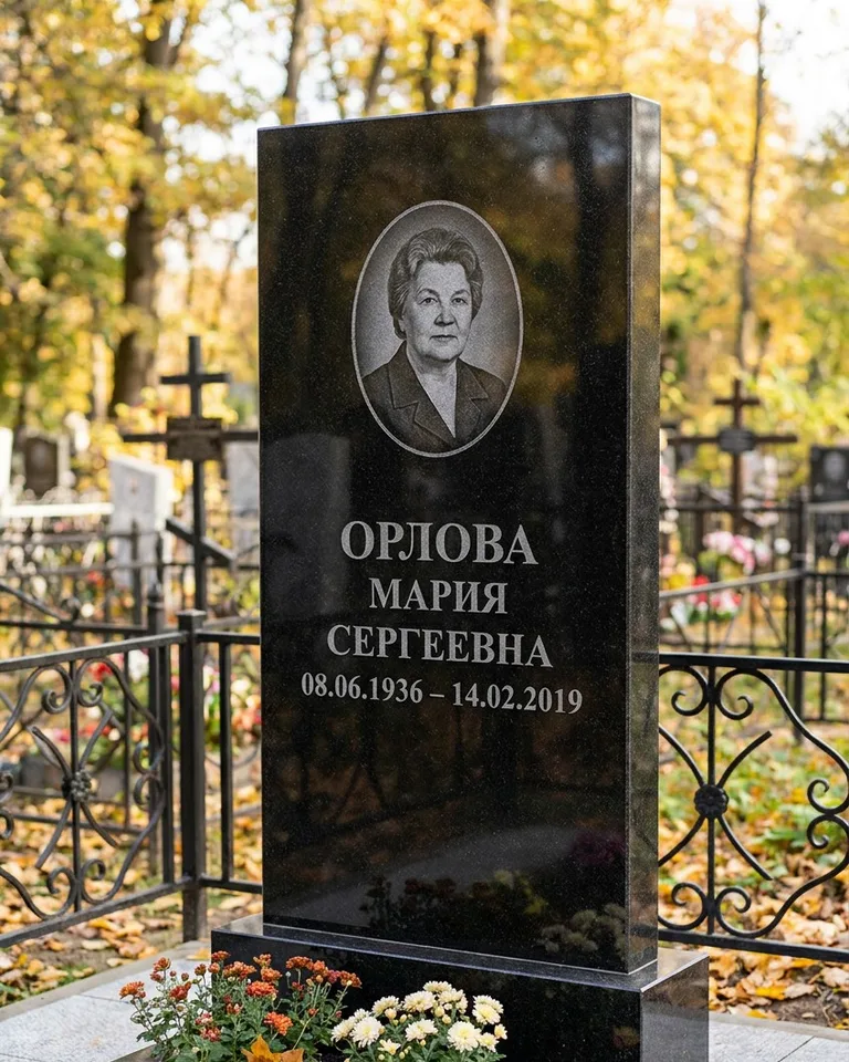 Вертикальный серый гранитный памятник под ключ, осень в Калининграде