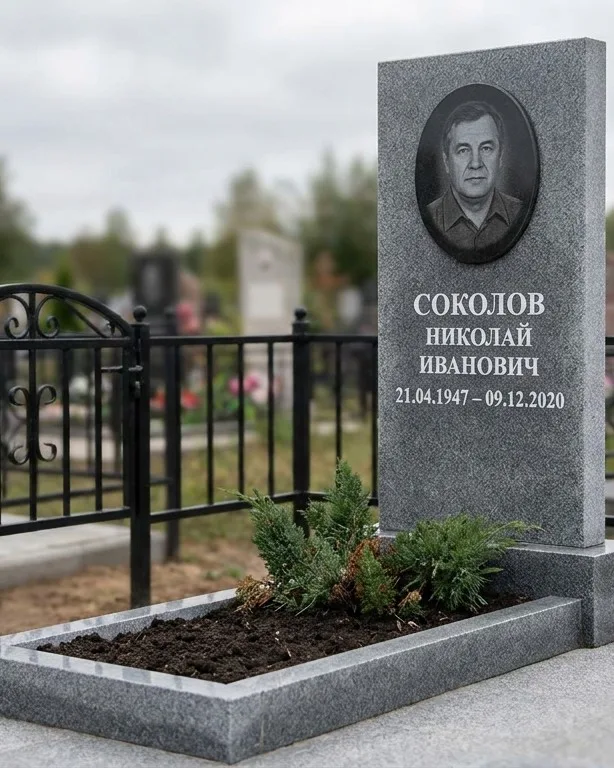 Чёрный памятник под ключ на гранитном цоколе в Калининграде