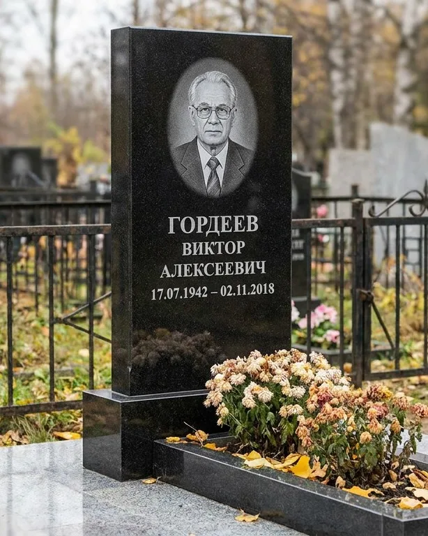 Памятник под ключ с гранитным цоколем и плиткой в Калининграде