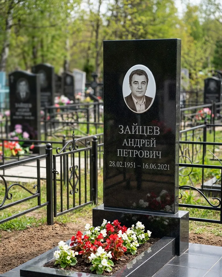 Памятник под ключ с гранитной вазой и цветами в Калининграде
