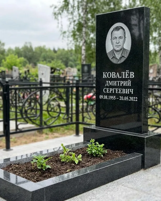 Горизонтальный серый памятник под ключ, осень в Калининграде