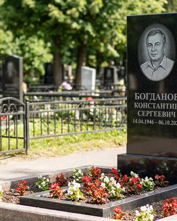 Низкий горизонтальный памятник под ключ с цветником в Калининграде