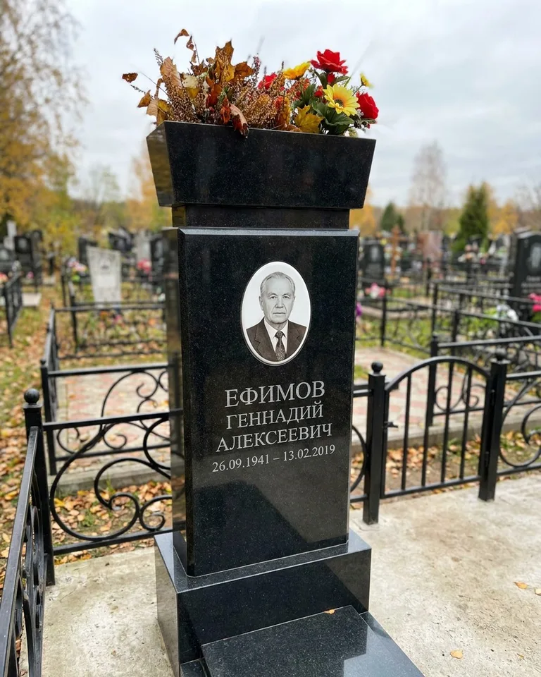 Двойной семейный памятник под ключ с портретами в Калининграде