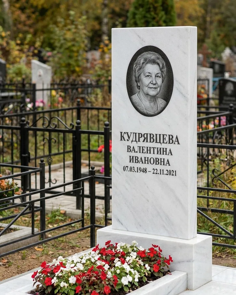 Двойной памятник под ключ с цоколем и плиткой в Калининграде