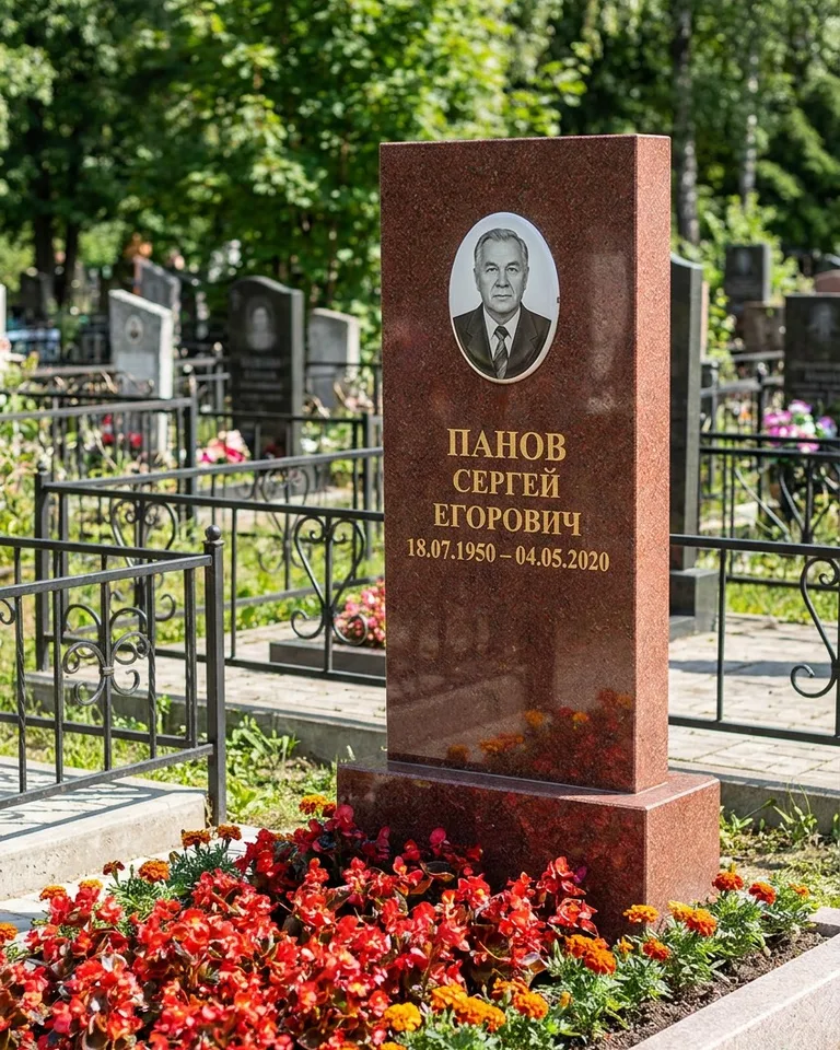 Двойной серый памятник под ключ с вазой в Калининграде