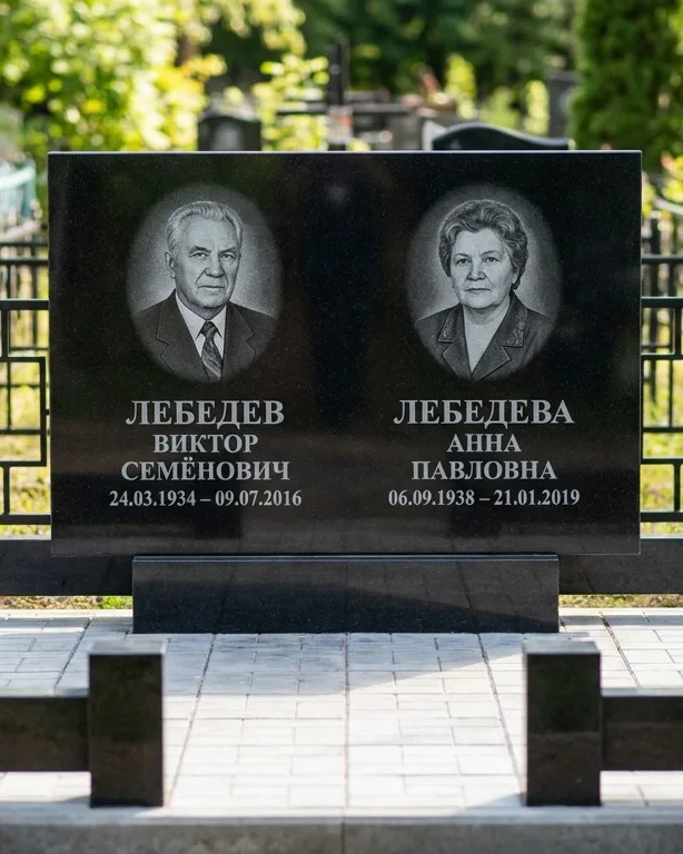 Памятник под ключ из красного гранита в Калининграде