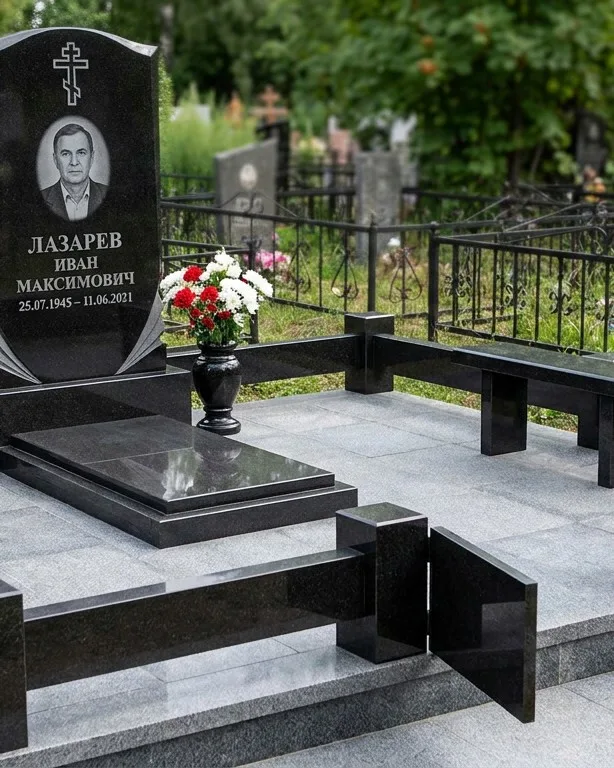 Памятник под ключ зимой с венком в Калининграде