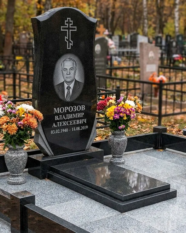 Памятник под ключ со скамьёй и мощением в Калининграде