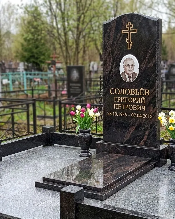 Памятник под ключ с гранитным цоколем и вазой, осень в Калининграде
