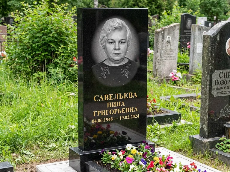 Портрет на памятнике в Калининграде — Паспортное фото восстановили и награвировали на чёрной стеле