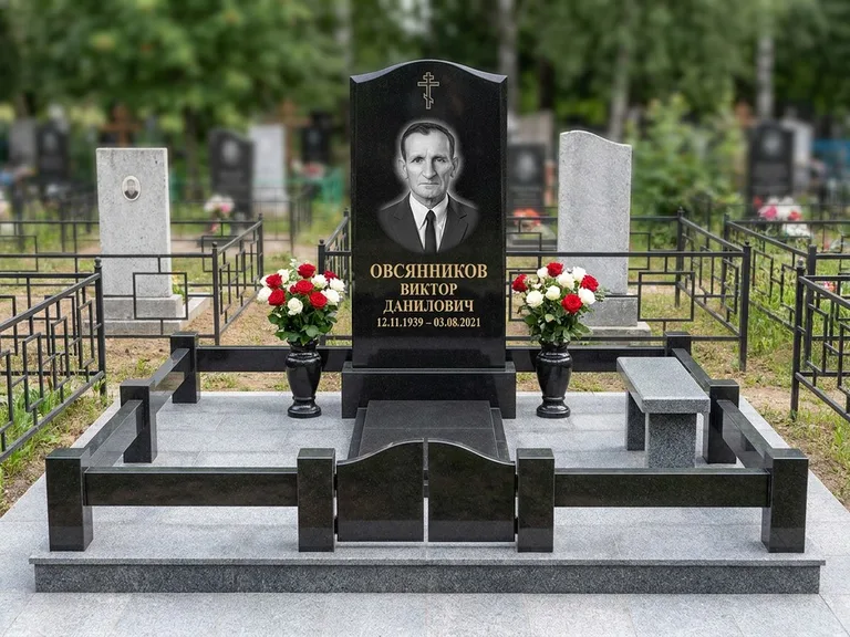 Портрет на памятнике в Калининграде — Старый снимок → гравировка на премиум-комплексе с плиткой и оградой