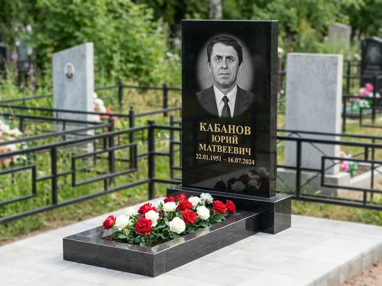Портрет на памятнике в Калининграде — Старый снимок → гравировка на вертикальной стеле