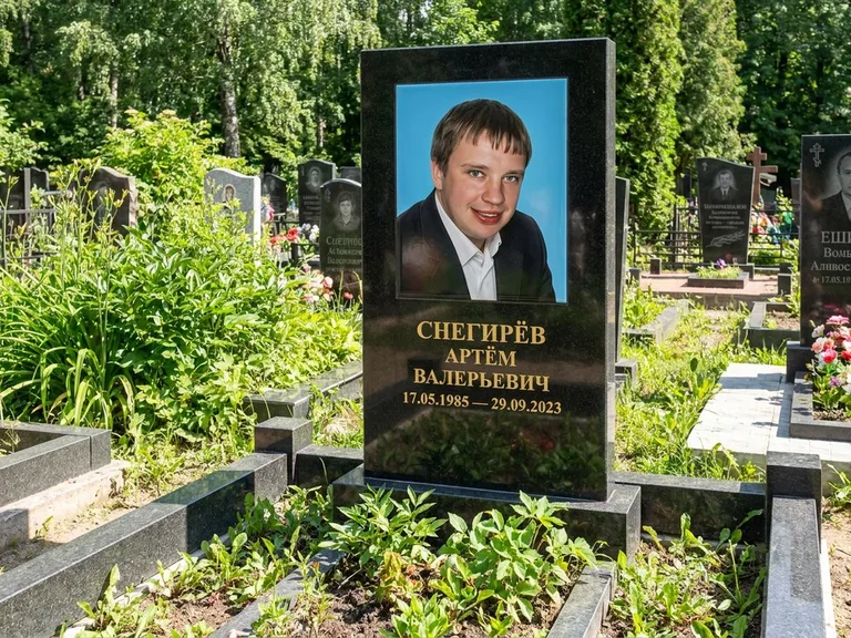 Портрет на памятнике в Калининграде — Цветное фото → прямоугольная фотокерамика на чёрном граните