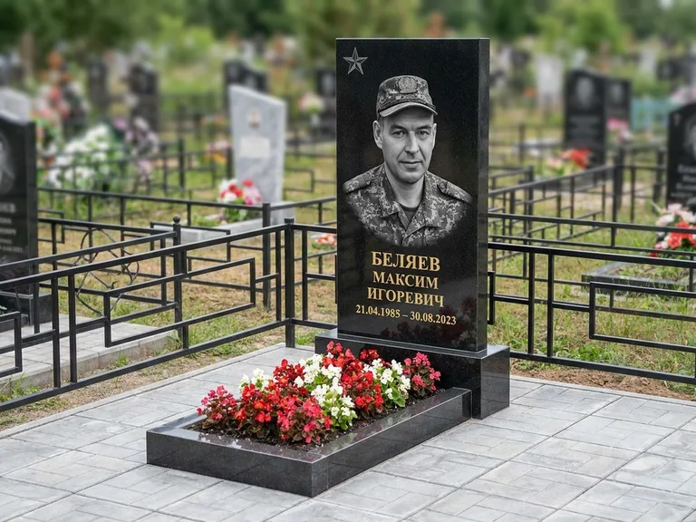 Портрет на памятнике в Калининграде — Военное фото → цветная фотокерамика, гравированная звезда