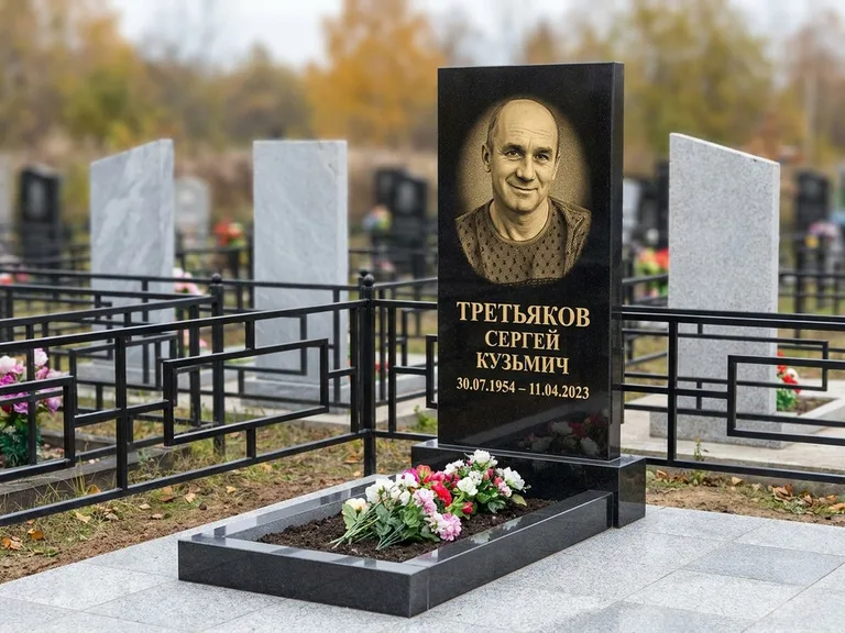 Портрет на памятнике в Калининграде — Восстановленный портрет → гравировка на вертикальной стеле