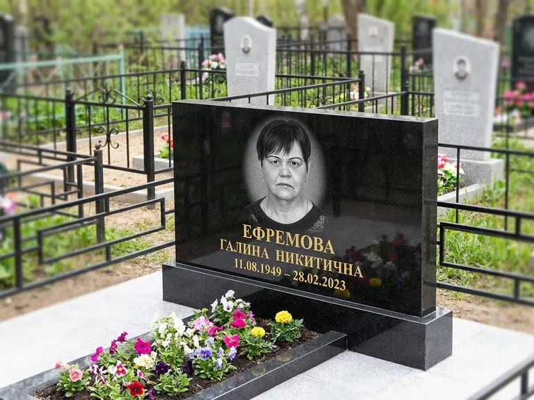 Портрет на памятнике в Калининграде — Ч/б портрет → гравировка на горизонтальном памятнике
