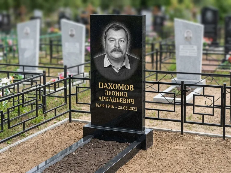 Портрет на памятнике в Калининграде — Маленькое фото → гравировка на простом бюджетном памятнике