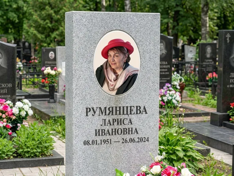 Портрет на памятнике в Калининграде — Цветной портрет → овальная фотокерамика на светлом камне