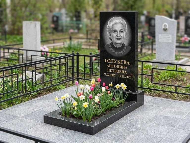 Портрет на памятнике в Калининграде — Выцветший скан восстановили и награвировали на стеле